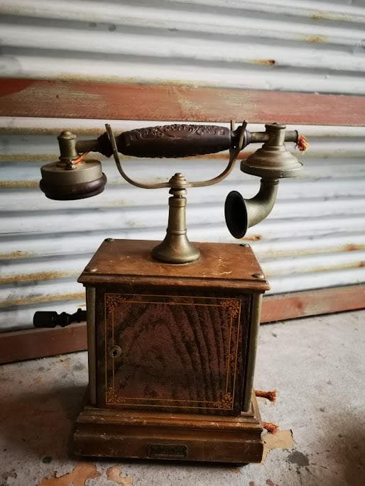 古い手動式電話機 ヴィンテージ ディスプレイ用 古い手動式電話機 ヴィンテージ ディスプレイ用 古い手動式電話機