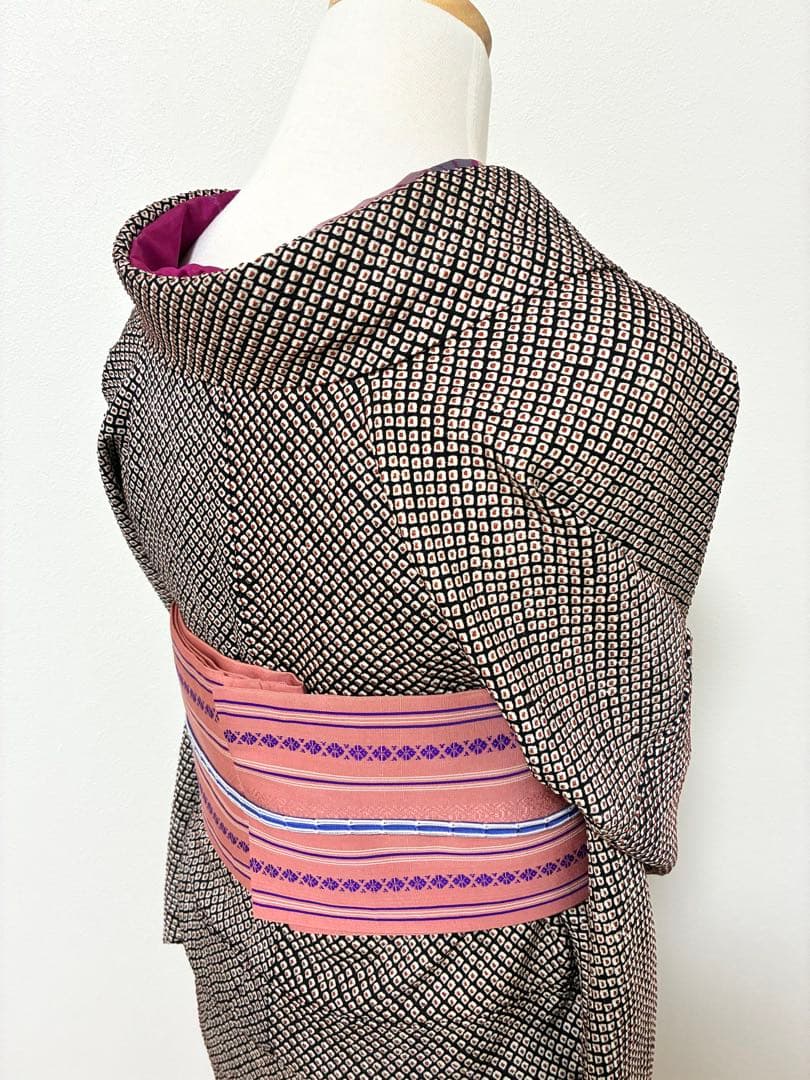 袷 小紋 鹿の子絞り 黒×赤 裄65cm 正絹 おまけ付き - メルカリ