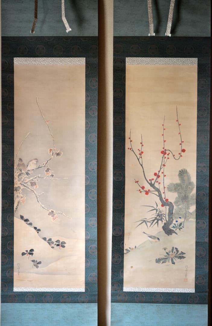 絹本双幅 酒井抱一 「紅梅小禽雪中雀図二幅対」三つ葉葵表装 共箱 掛軸