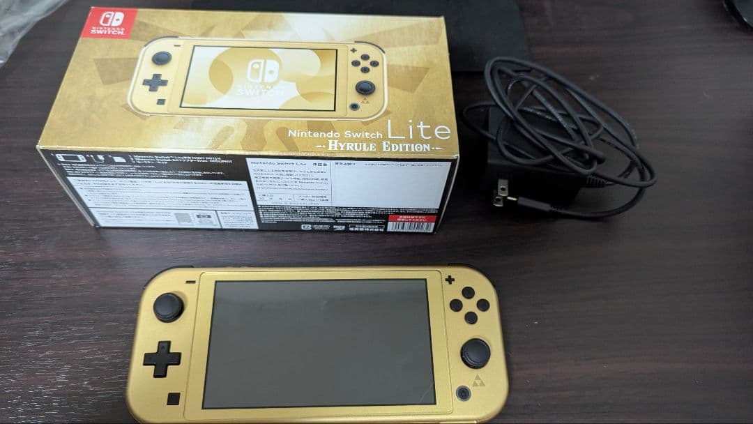 Switch Lite本体 ハイラルエディション　ガラスフィルム貼り付け済 ntdswl-glfi-25c.jpg
