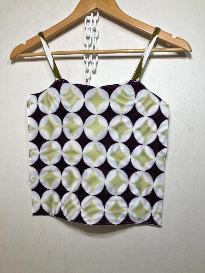 059051 ISSEY MIYAKE PLEATS (T.) プリーツ fashion PLEATS PLEASE ISSEY MIYAKE with Hyunri 『都市にひそむ