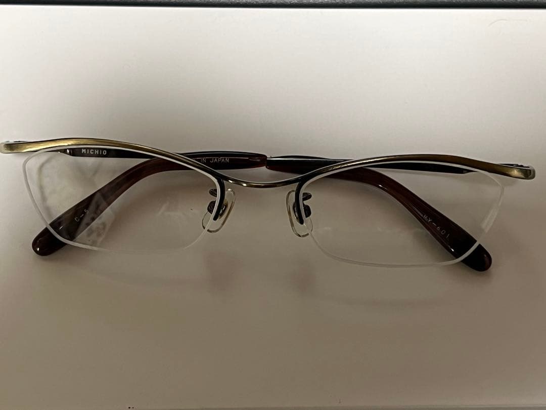 長渕剛さん着用メガネ.サングラス.黒いマントと真っ赤なリンゴMVなど