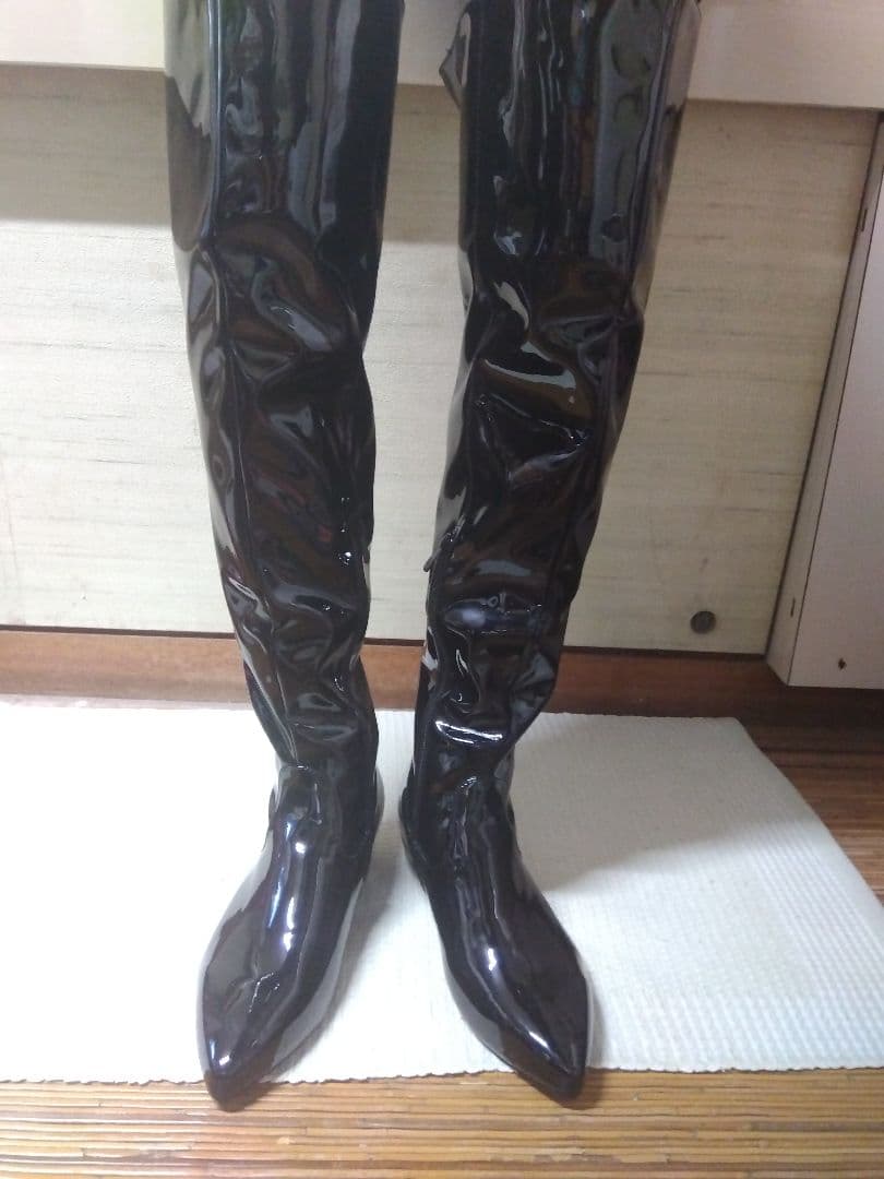 希少品　ユニセックス　エナメル黒のスタイリッシュなニーハイブーツ