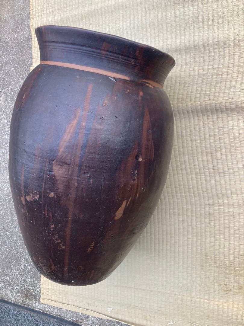 古民具】大型 渋い黒釉 、ダークブラウン陶器の甕。 アンティーク