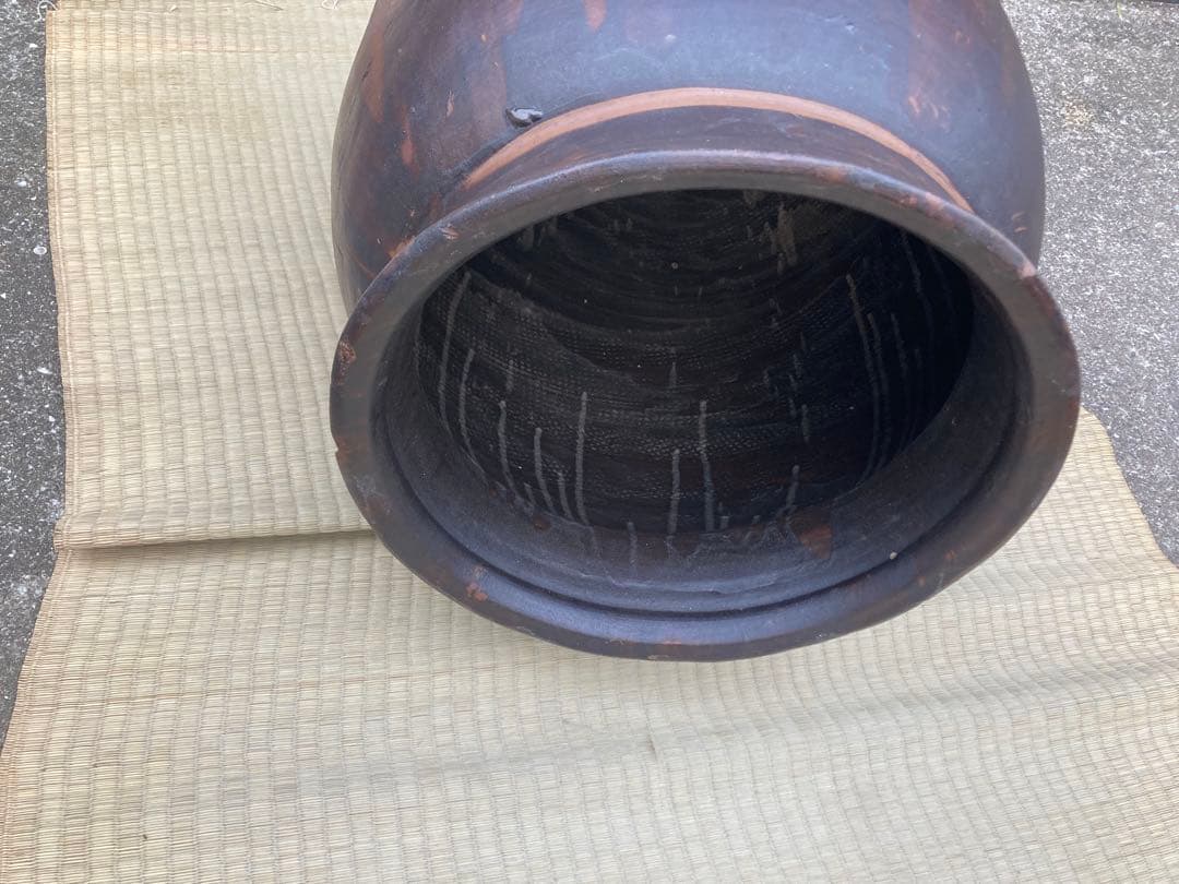 古民具】大型 渋い黒釉 、ダークブラウン陶器の甕。 アンティーク