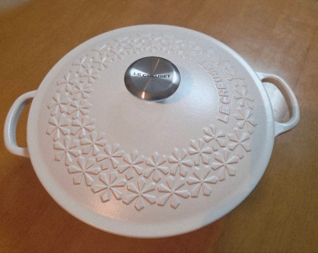 ルクルーゼ シグニチャー　マルミット 22cm フラワーレリーフ　新品 ル・クルーゼのクリスマスに向けた限定キッチンウェア、フラワー型