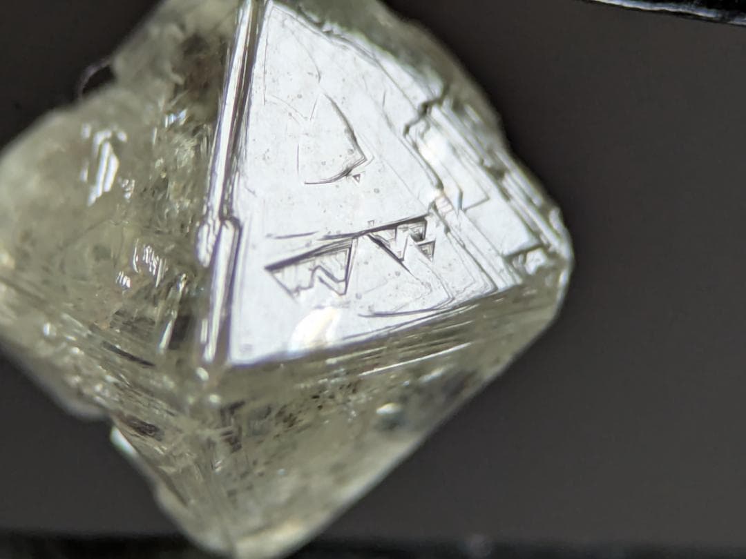 天然ダイヤモンド　八面体（トライゴン・蛍光アリ）　1.830カラット