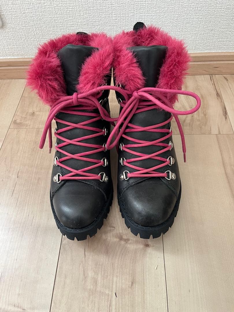 【LIMI feu】ファー付きブーツ ブラック/ピンク AUTUMN/WINTER 2025-26 | Yohji Yamamoto (ヨウジヤマモト) Official Site