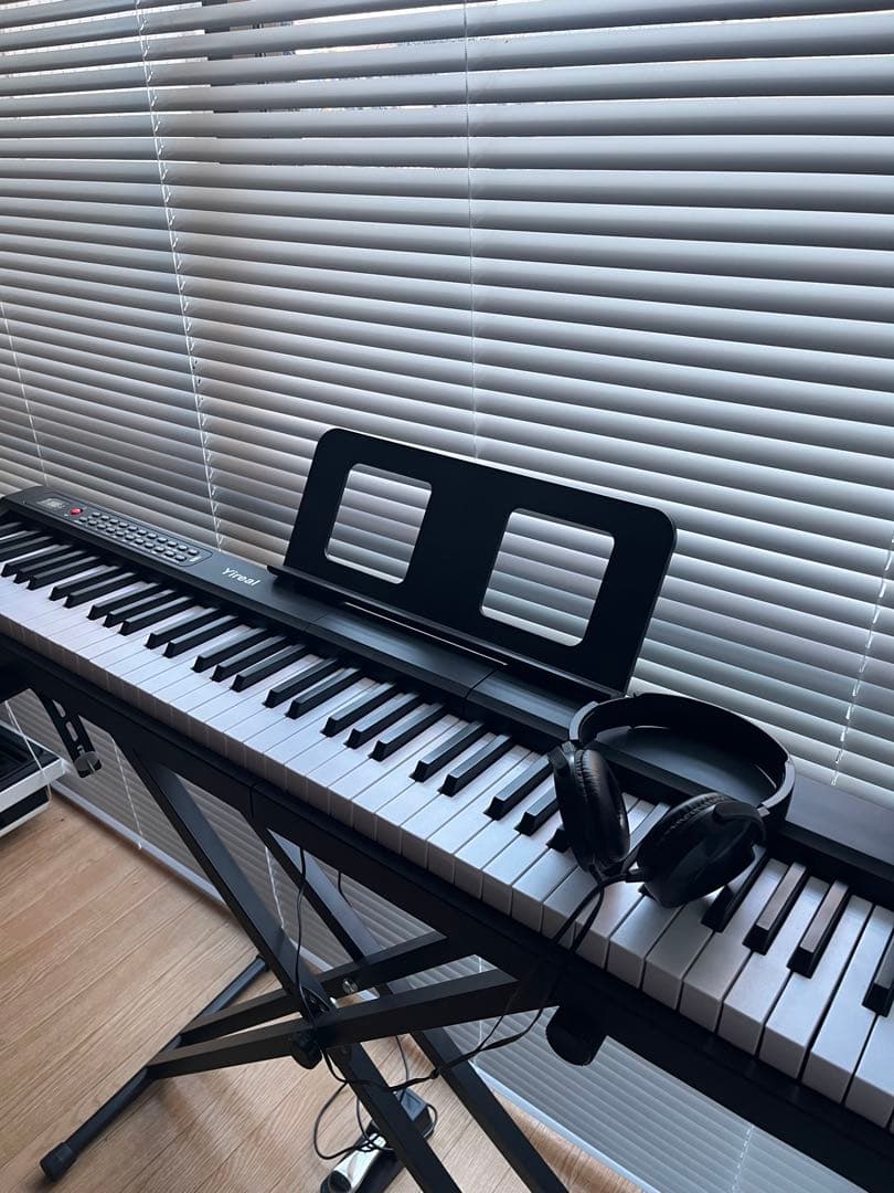 Yireal 電子ピアノ ヘッドフォン•ペダル•スタンド付き Amazon | 【ヘッドホン＆サスティンペダル付き】【P125α後継機種