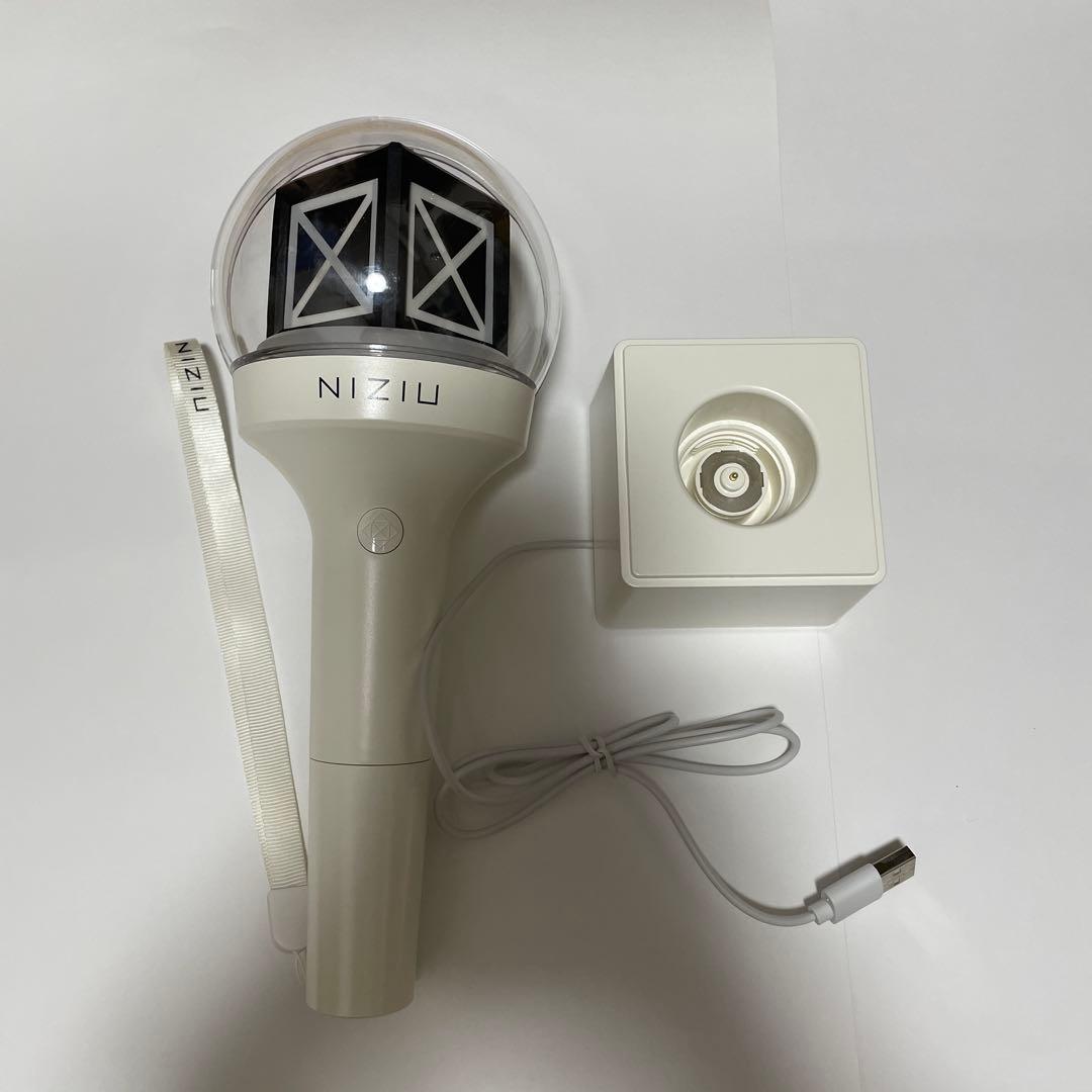 NIZIU ペンライト スタンド ストラップ付き - メルカリ