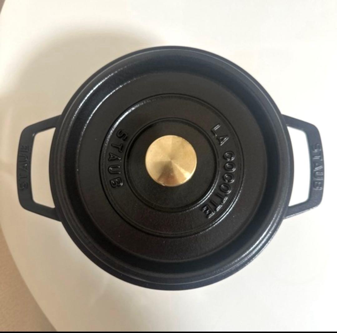 ストウブ(Staub) ココットラウンド ブラック 20cm マルチスプーン付き ストウブ ココット ラウンド 20cm| 鋳物ホーロー鍋| ストウブ(STAUB