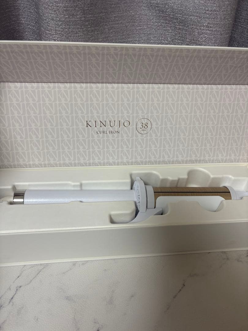 KINUJO 絹女　コテ　アイロン 38mm ホワイト KINUJO（絹女） KINUJO Curl 〜絹女カール〜 カールアイロン ヘア