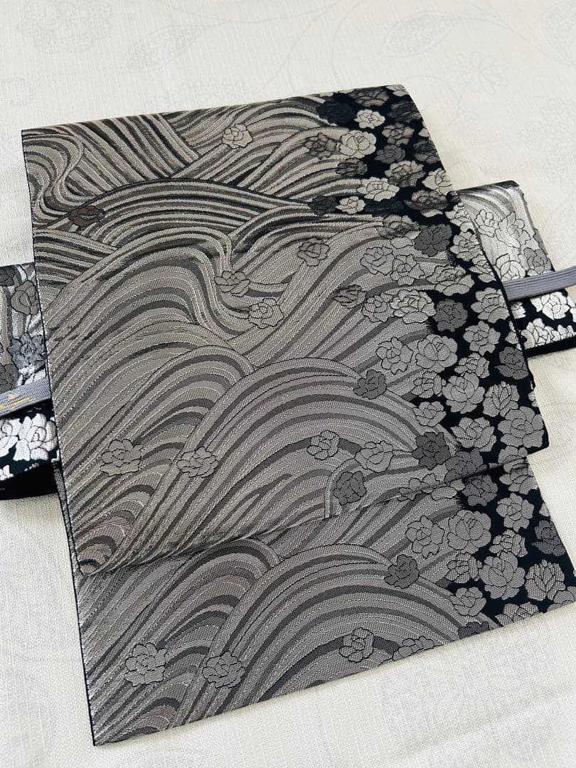 お値下げしました！【美品】袋帯 黒とグレー 銀糸波模様 正絹 六通 袋帯 正絹 西陣織 六通柄 未使用 とみや織物謹製 仕立て付き 送料無料