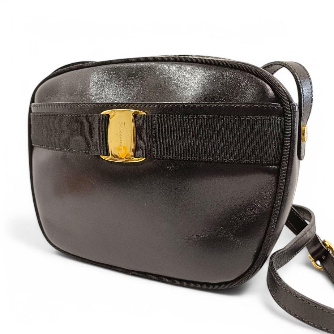 美品 正規品 フェラガモ ショルダーバッグ サコッシュ ヴァラ 斜め掛け 黒 革 FERRAGAMO（フェラガモ） ショルダーバッグ ミニバッグ レディース
