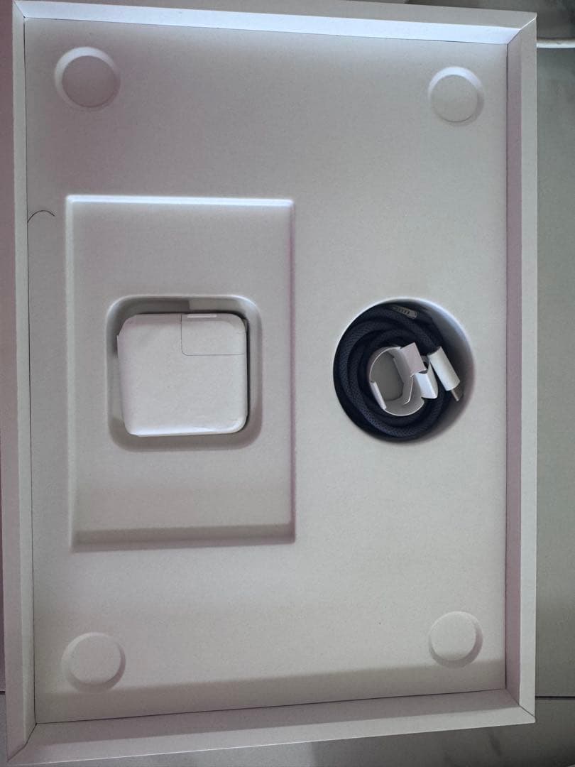 Apple MacBook Air 13.6inch M2チップ