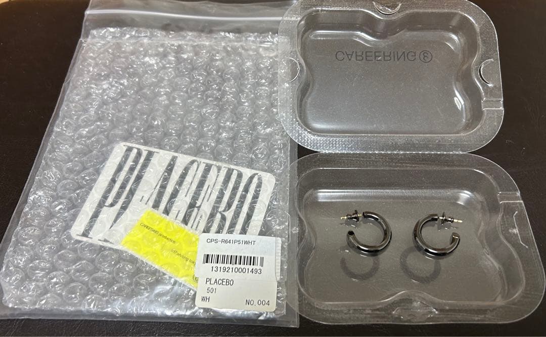 【アイカラ】CAREERING ブラック フープピアス 501 COLOUR 501W (YW) | CAREERING - キャリアリング公式オンラインストア