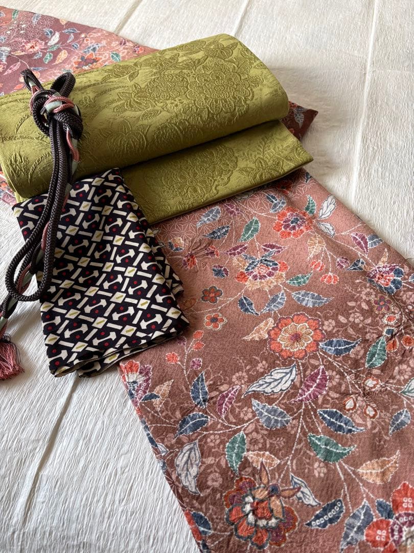 ❤️落ち着いた花文様 正絹縮緬小紋 超美品 新品畳紙付き - メルカリ