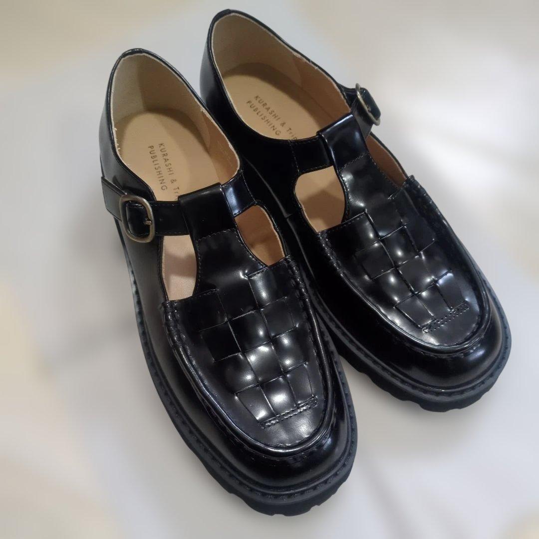 つま先踊る、大人の相棒」こだわりソールのTストラップシューズ / 牛革