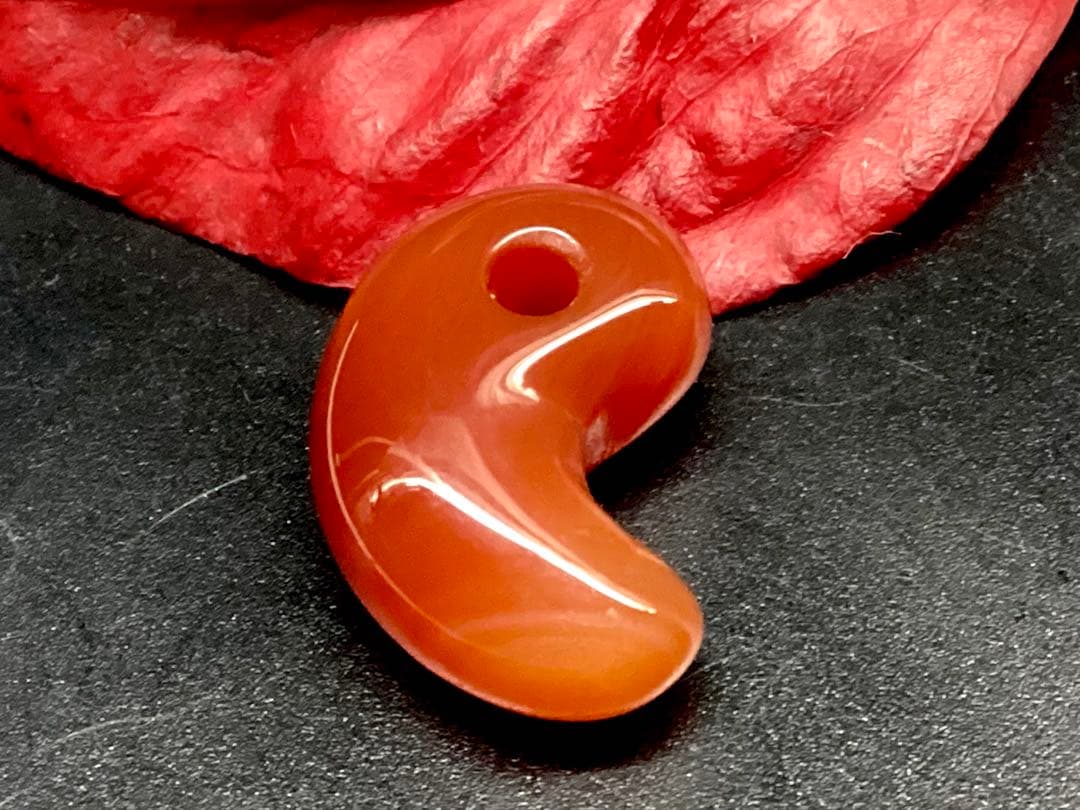 ✳赤は希少で5〜7万円です‼️山形県＊霊宝月山赤めのう勾玉 真っ赤な