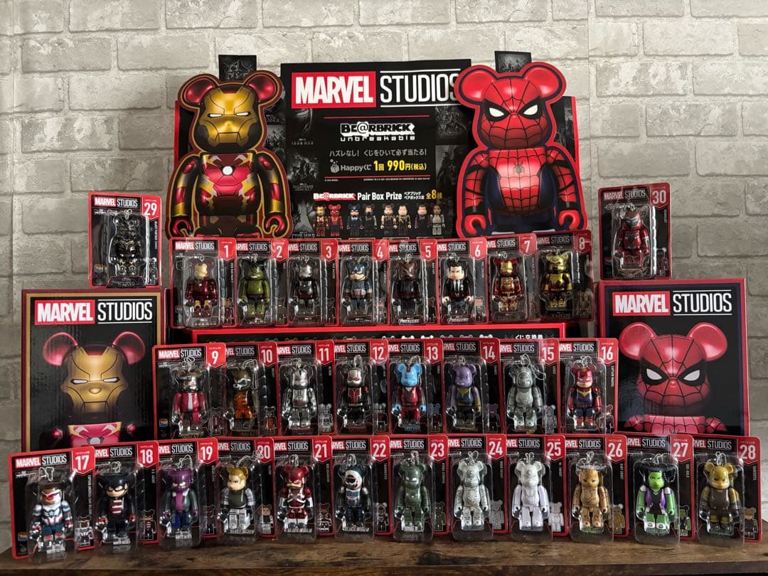 ま*も様 ハッピーくじ ベアブリック フルコンプリート飾り棚付き ま*も様 ハッピーくじ ベアブリック フルコンプリート飾り棚付き