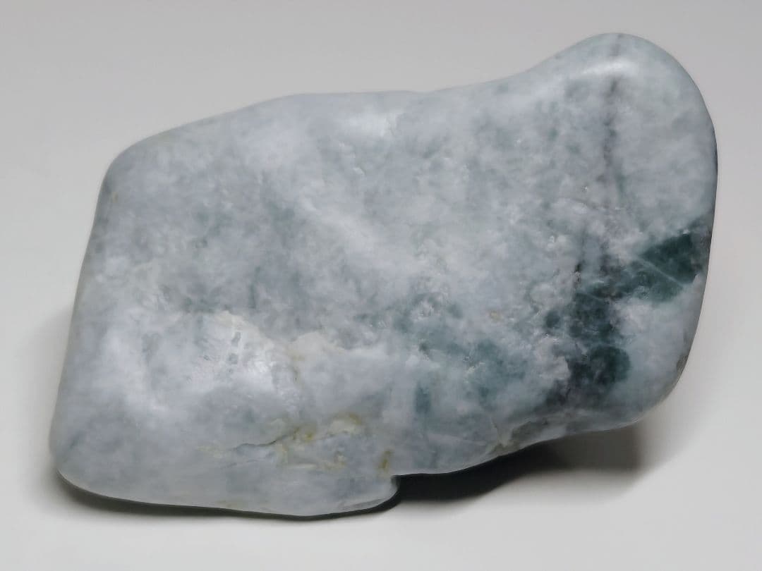 糸魚川138 翡翠 227g ヒスイ 原石 鑑賞石 自然石 誕生石 鉱物 鉱石