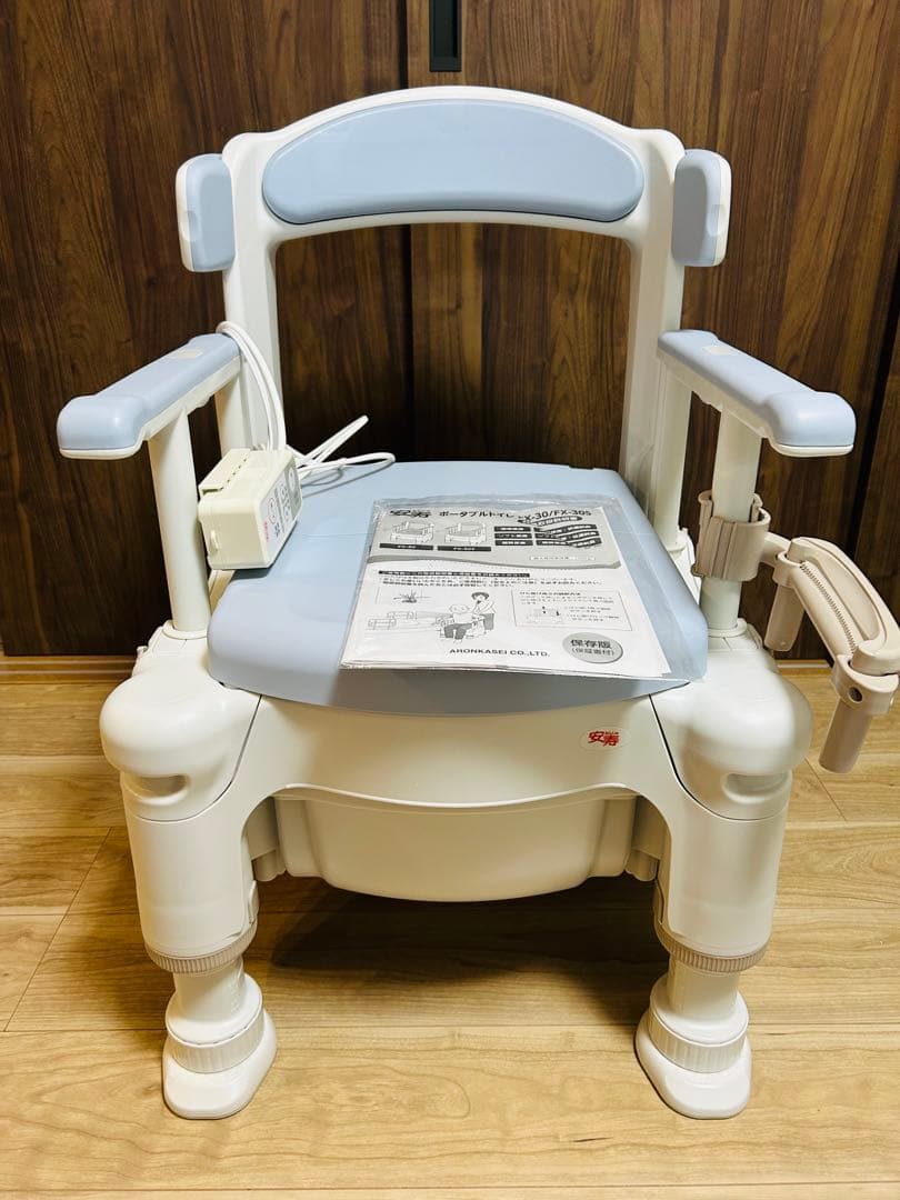 安寿　ポータブルトイレ 暖房便座　快適脱臭　アームレスト付き　アロン化成 ポータブルトイレ 介護 アロン化成 安寿 家具調トイレ セレクトR