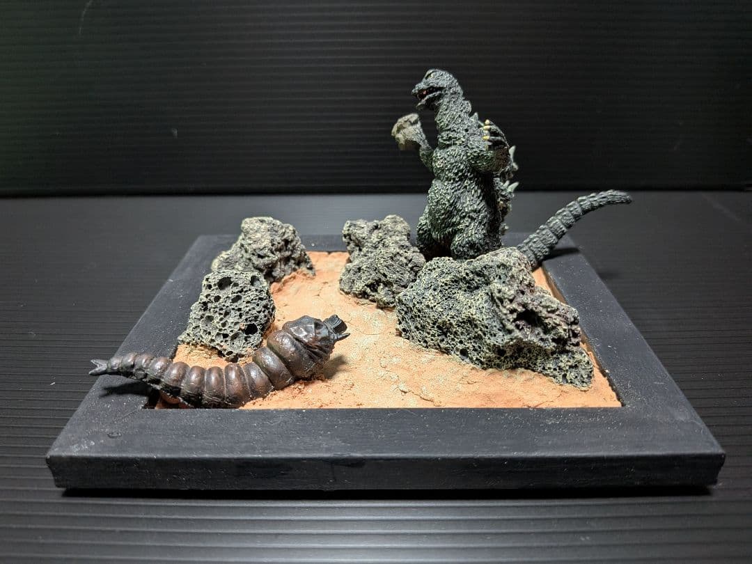 モスラ 幼虫 対 ゴジラ ジオラマ Yahoo!オークション - 超貴重モスラ対ゴジラ版モスラ幼虫（双子）ジオ