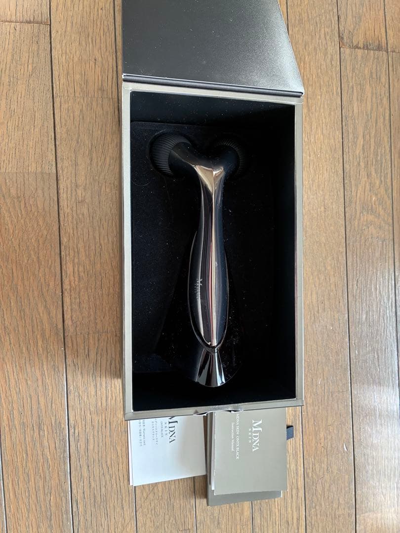 美品‼️)MDNA 美顔ローラー オニキスブラック - メルカリ