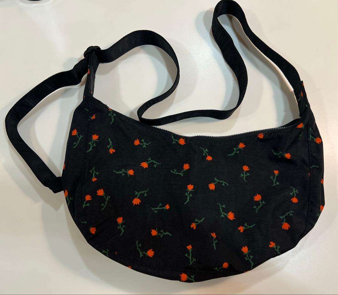 BAGGU ミディアムナイロン クレセントバッグ 花柄 Amazon.com: BAGGU Medium Nylon Crescent Bag - Abstract Floral