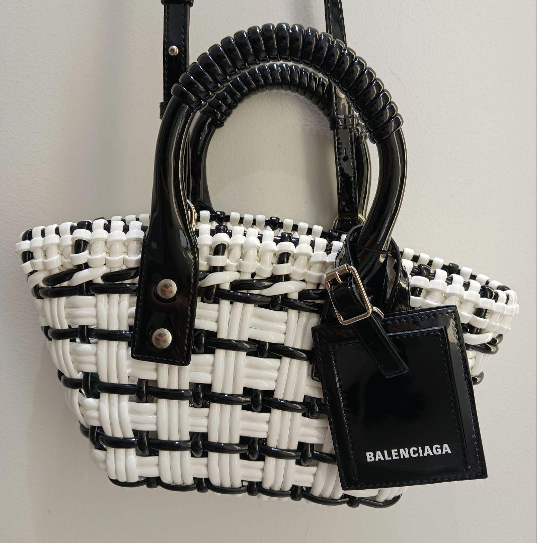 BALENCIAGA　bistro 　ビストロ　かごバッグ　 ブラックホワイト Balenciaga Bistro ビストロ ストラップ付きバスケット XXS