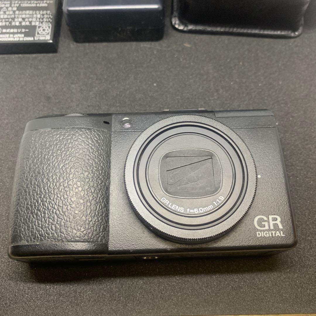 リコーGR DIGITAL III本体 + 専用レザーケースバッテリー2個付き リコーGR DIGITAL III本体 + 専用レザーケースバッテリー2個付き