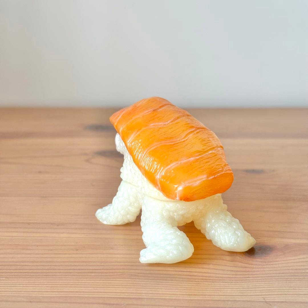 ヤモマーク ｛スシラー サーモン｝ 蓄光 ソフビ インディーズ - メルカリ