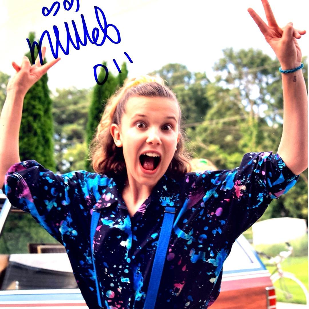 ミリー・ボビー・ブラウン直筆サイン入り超大型写真… - メルカリ