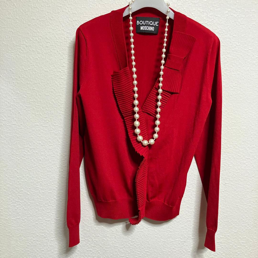 BOUTIQUE MOSCHINOプリーツフリル・リボン付きレッドカーディガン Feroux リボンディテール カーディガン （レッド系） -ファッション