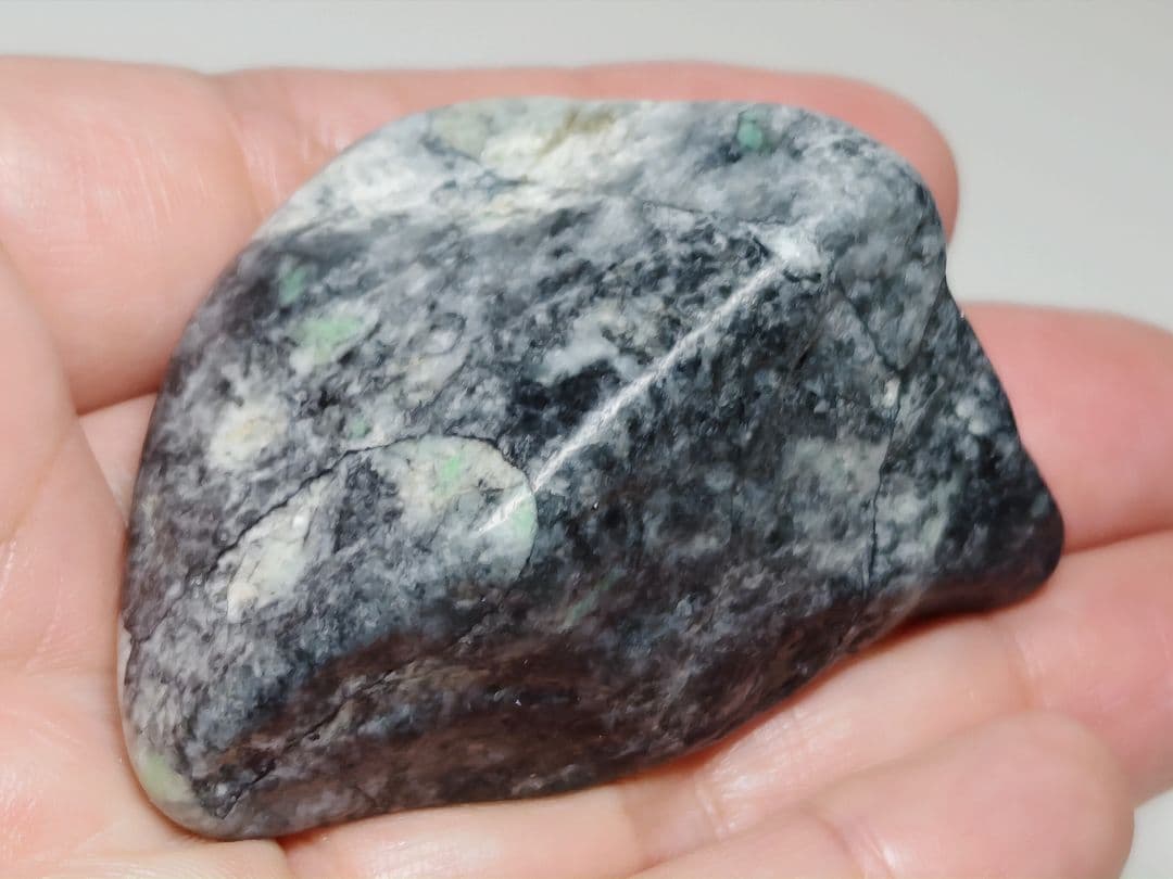 糸魚川143 翡翠 87g ヒスイ 原石 鑑賞石 自然石 誕生石 鉱物 鉱石 31VtkUXvSWL._AC_UF350,