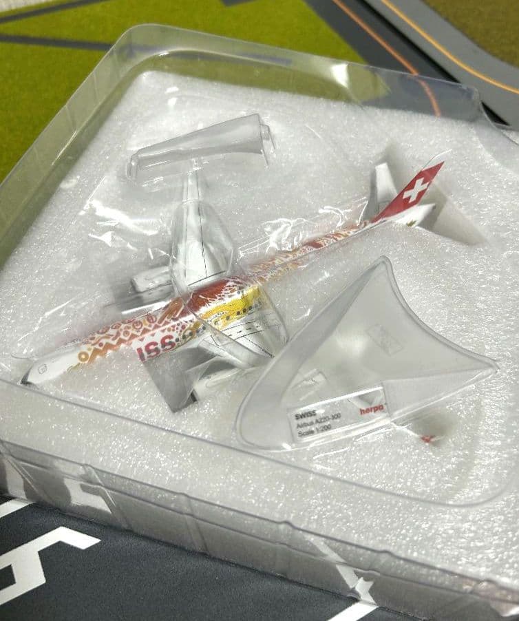 SWISS A220-300 特別塗装機 1/200 ヘルパ