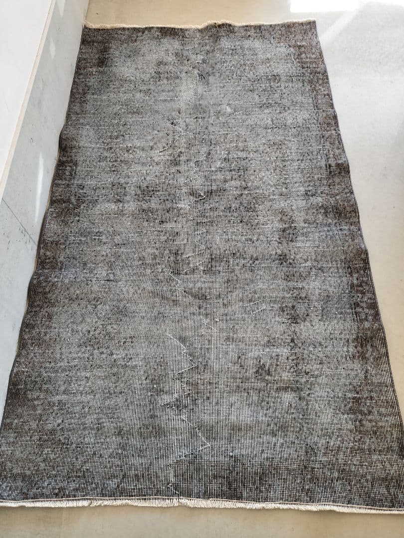 ダークグレーのオーバーダイ 石田ゆり子さん ヴィンテージラグ No584