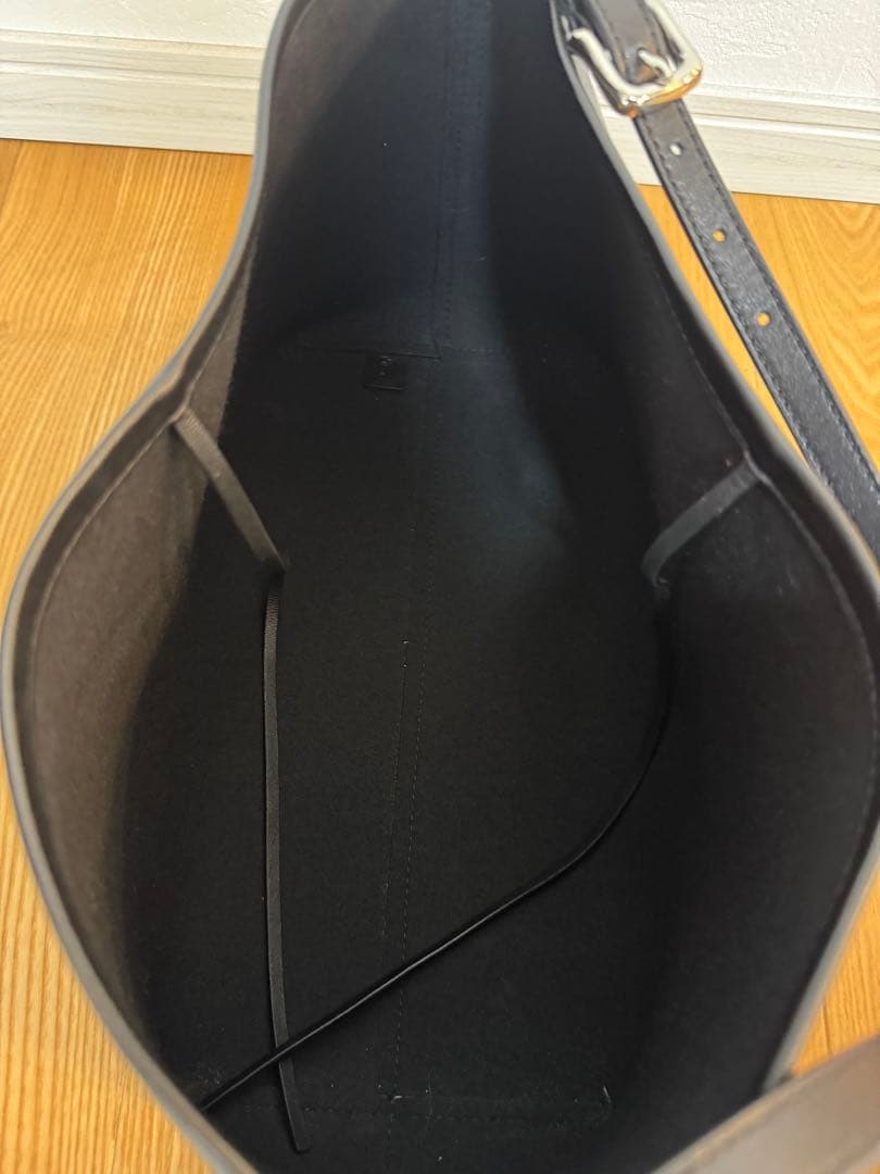 ETRE TOKYO ナローショルダーランドスケープレザーバッグ ブラック