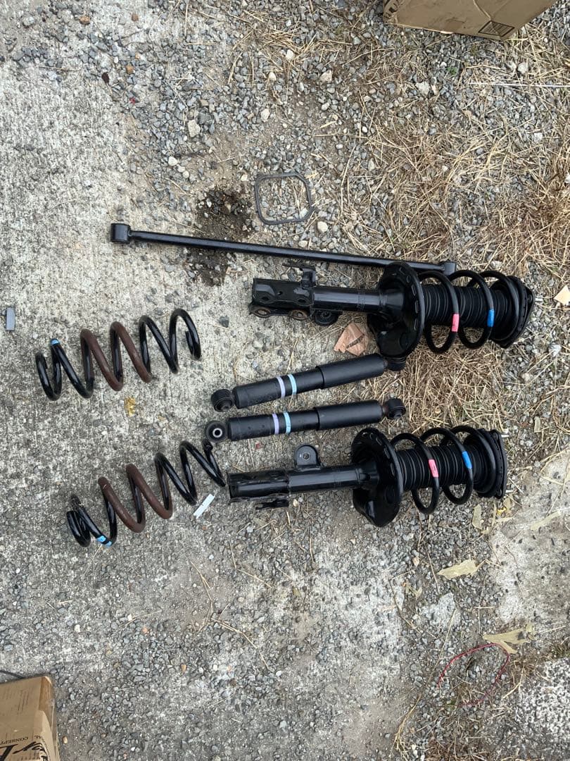 TOYOTAハリアー60系サスペンションキット　 6 A 21 TOKICO TOYOTAハリアー60系サスペンションキット 6 A 21 TOKICO TOYOTA