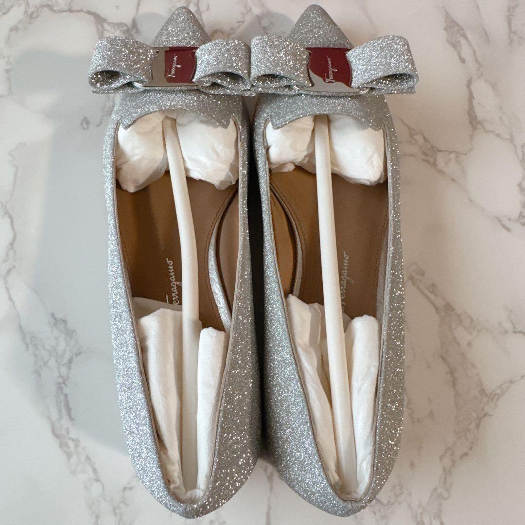 新品未使用】フェラガモ ラメフラットパンプス - メルカリ