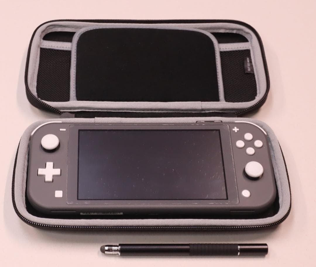 ソフト4付任天堂 SWITCH スイッチ ライトタッチスクリーン ケース 　ペン Switch Lite スイッチ ライト 専用 4in1 ケース&グッズ セット 収納