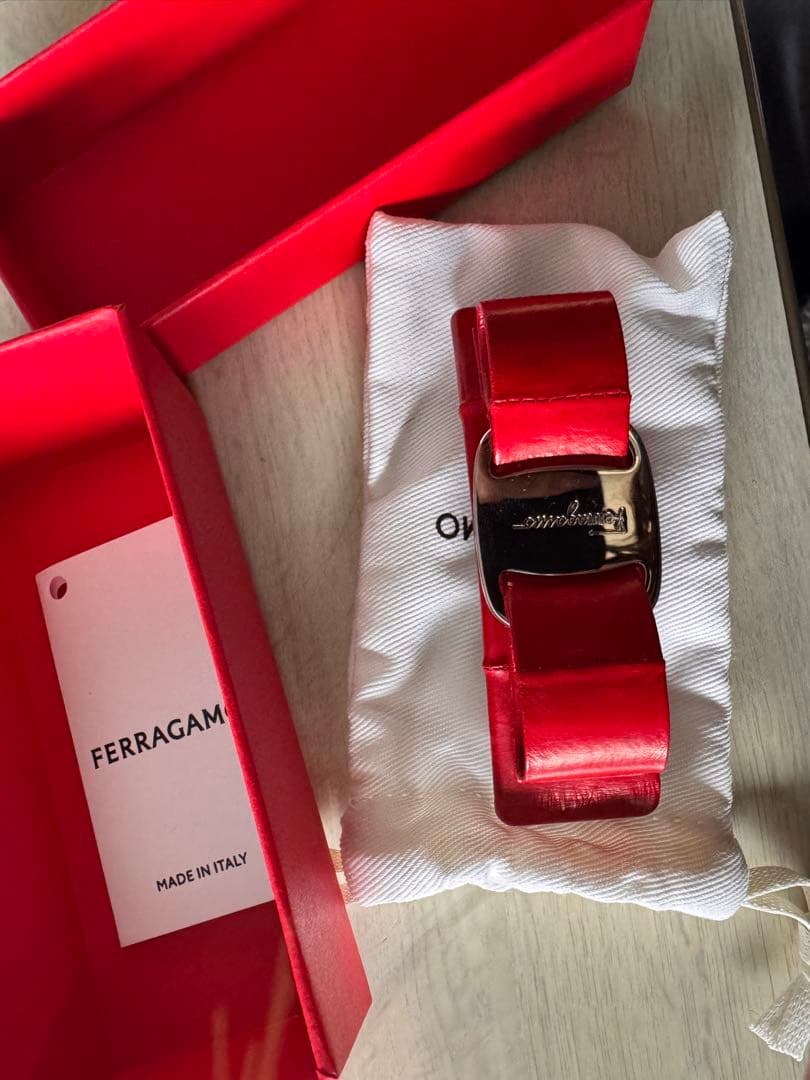 Ferragamo 赤 レザー ヘアアクセサリー Ferragamo 赤 レザー ヘアアクセサリー