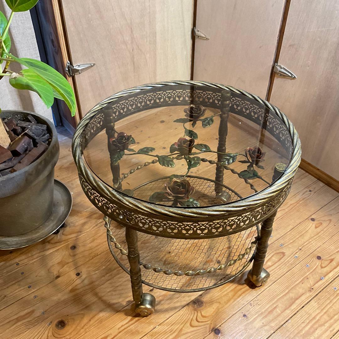 美品！薔薇 サイドテーブル 丸 ガラス バラ キャスター付 アンティーク調 薔薇のガラステーブル（サイドテーブル）｜テーブル | 家具
