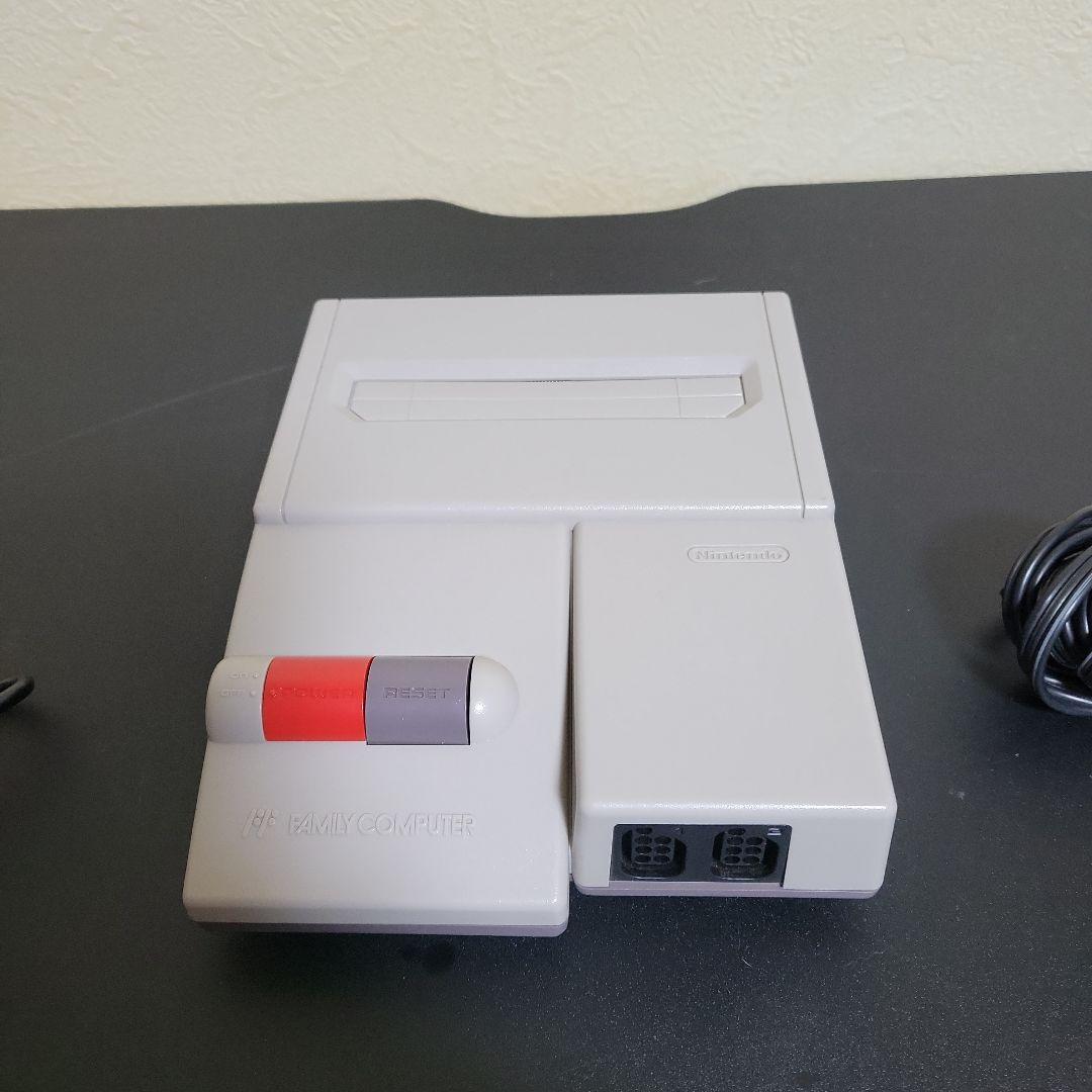 ニューファミコン本体 コントローラー2個付き - メルカリ