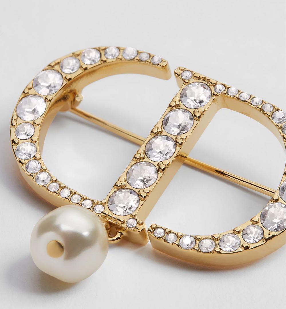 Dior クリスタル装飾ブローチ 一点投入で華やぐ、Diorのブローチ𓂃𓂃 ⁡ シンプルなコーデにプラス
