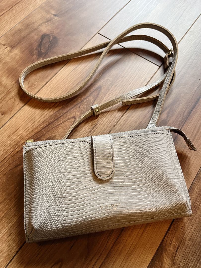 ヴィオラドーロ　スマホポシェット　グレー VIOLAd'ORO - シュリンク型押しレザー 横型スマートフォンポシェット