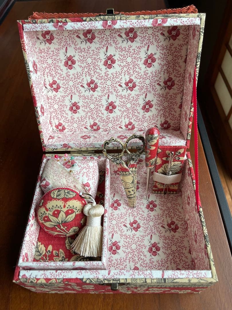 カルトナージュ裁縫箱(中)イギリス生地　アンティークレースとビーズ カルトナージュミニ裁縫箱 ベージュ系の可愛らしい天使柄です。すごー