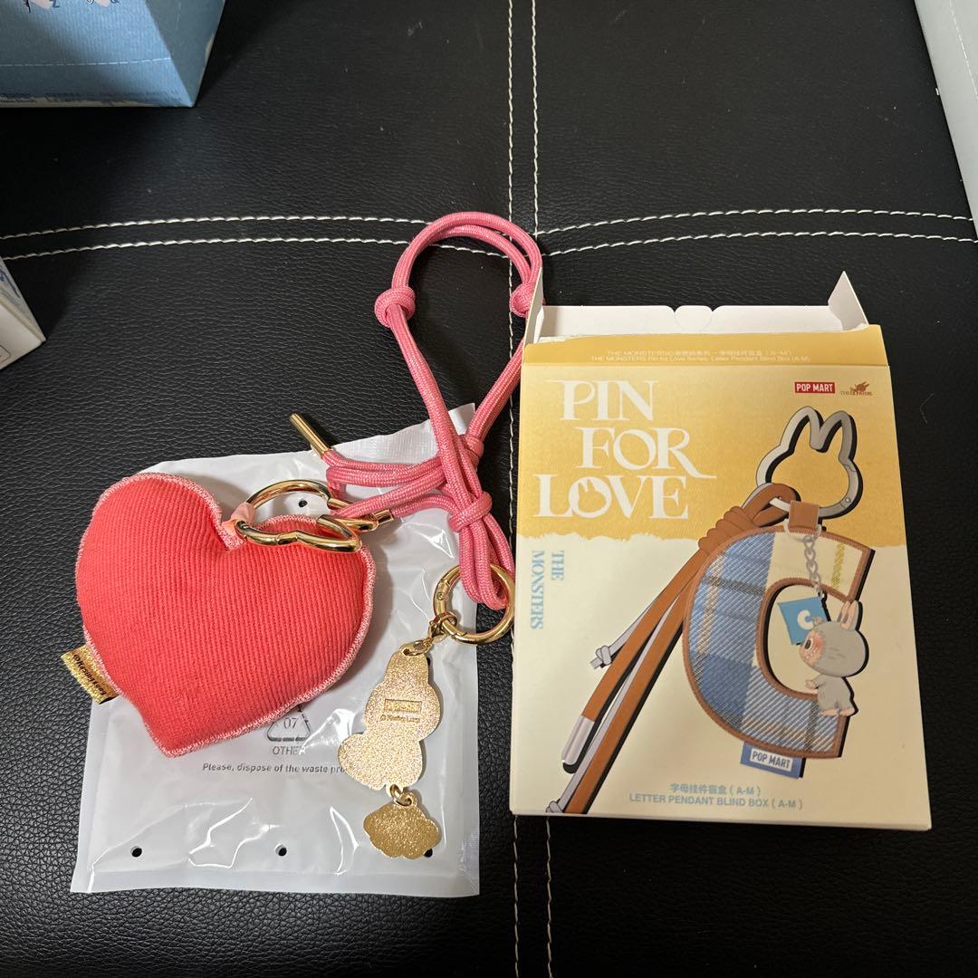 ラブブ PIN FOR LOVE イニシャル キーリング シークレット - メルカリ