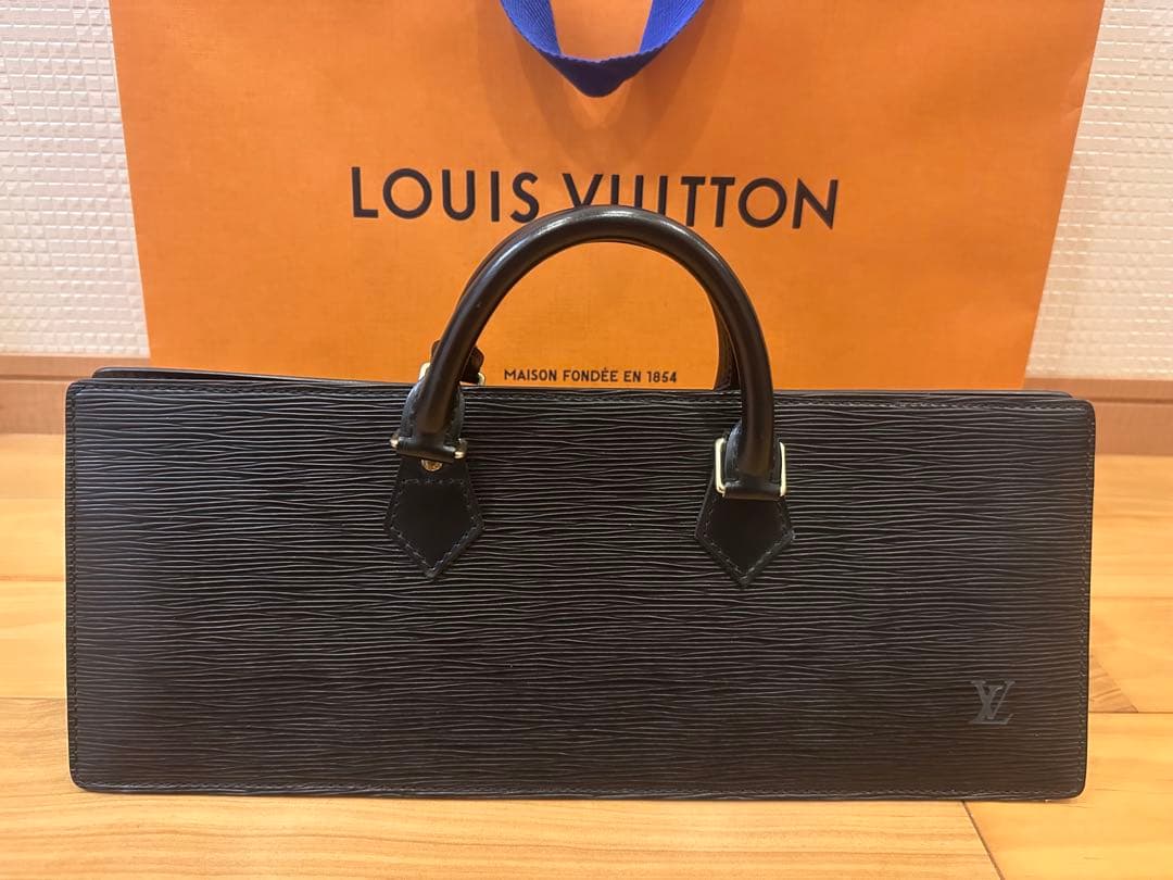 ♢♦︎超美品♦︎♢ルイヴィトン エピ サック・トリアングル ブラック