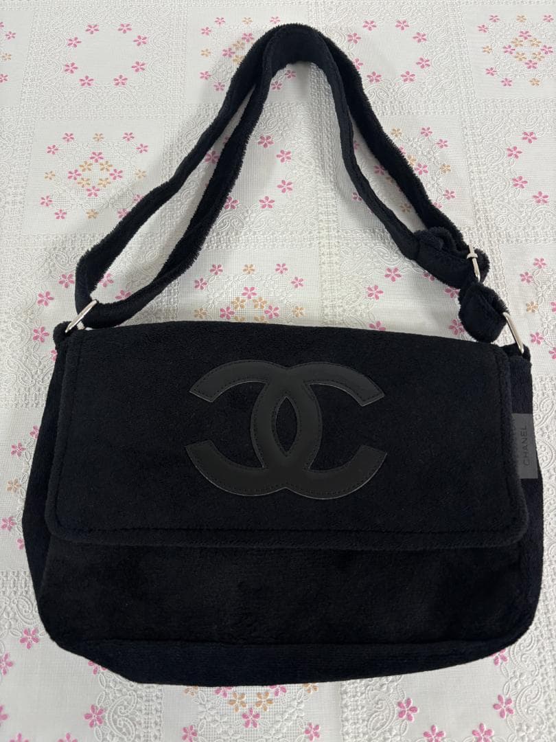 ブラック ショルダーバッグ　パイル生地 メッセンジャーバッグ 2025年春夏】ジル サンダーの黒ショルダーバッグ6選。上質で機能的な